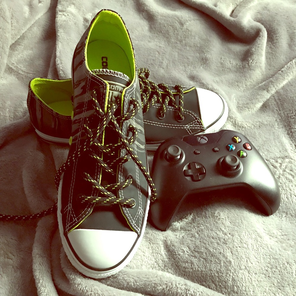 SOLD!!! NWOTB MUST HAVES Cool Converse Boys 4